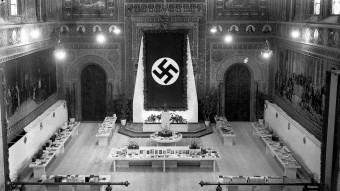 El paranimf de la Universitat de Barcelona amb una gran bandera nazi.