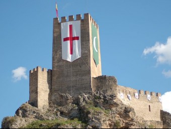 Castell de Banyeres abillat amb les senyeres mora i cristiana. B. SILVESTRE