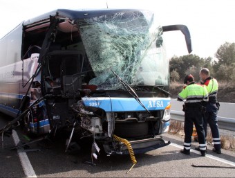 Dos mossos es miren l'autocar accidentat ACN