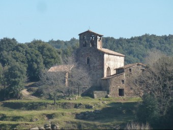 Una vista general del conjunt arquitectònica de Sant Martí Vell amb l'església del final del segle XII o principi del XIII que el domina el veïnat des de dalt d'un pujol. J.C