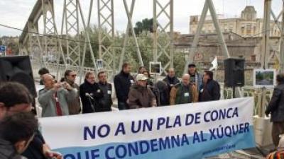 Concentració al pont vell d'Alzira contra el Pla de Conca. EL PUNT AVUI