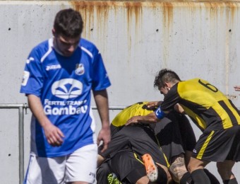 Un jugador de la Rapitenca, capcot, es lamenta d'un dels gols rebuts a Nou BarrisUn jugador de la Rapitenca, capcot, es lamenta d'un dels gols rebuts a Nou Barris A.SALAMÉ A.SALAMÉ