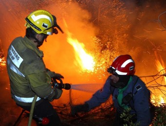 Els bombers treballant al lloc de les flames JORDI RIBOT (ICONNA)