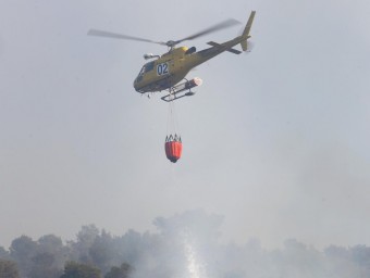 Un helicòpter en l'incendi de Vall-llobrega el març. Un dels fets ha generat més trucades al 112 aquest any JOAN CASTRO/ICONNA