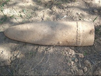 Projectil d'artilleria de la Guerra Civil sense esclatar, que un pagès de Flix ha trobat a la seva finca ACN