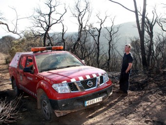 Efectius dels Bombers aquest dilluns a la zona de les Gavarres propera a Vall-llobrega, afectada per l'incendi que crema des del diumenge ACN