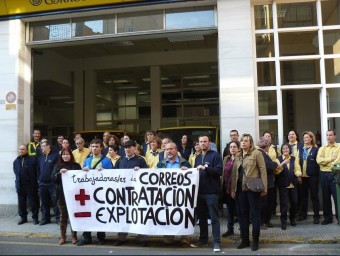 Concentració a les portes de l'Estafeta de Castelló de la Plana. EL PUNT AVUI