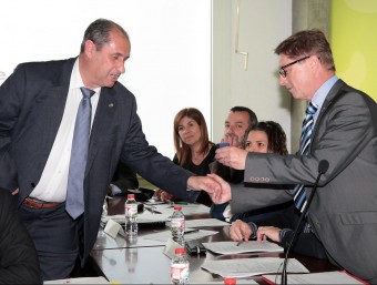 Jordi Jaldon (PP), a l'esquerra, va prendre possessió ahir com a nou conseller. A la dreta, Salvador Balliu. JOAN SABATER
