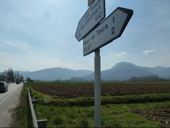 Una vista de l'actual carretera i, a la dreta, la plana per on passarà la variant. J.C
