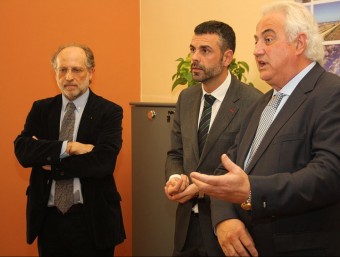 Vila, amb l'alcalde d'Olot, Josep Maria Corominas, i el director de l'Observatori, Joan Nogué, a l'esquerra. J.C