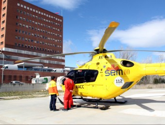 L'helicòpter del SEM aterrat davant de l'Hospital Josep Trueta de Girona MARINA LÓPEZ / ACN
