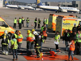 Un simulacre d'accident aeri a l'aeroport de Girona l'any passat, amb bombers i personal sanitari LLUÍS SERRAT