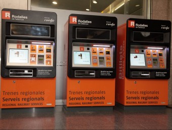 Els nous dispositius de venda de bitllets de Rodalies estan instal·lats a l'estació de Girona des del gener JOAN SABATER