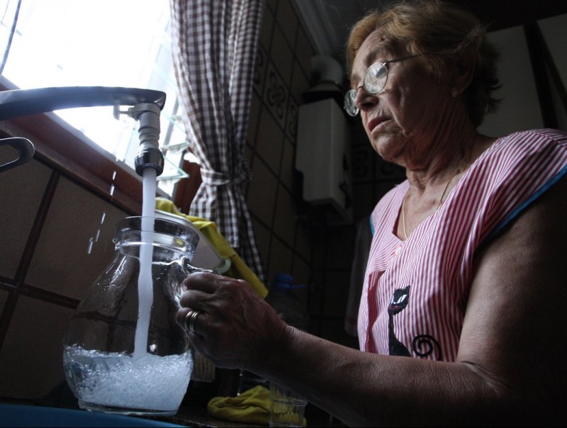 Una dona omple una gerra d'aigua. ARXIU / LLUÍS SERRAT