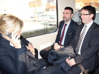 El conseller de Territori i Sostenibilitat, Santi Vila, amb l'alcalde de Girona i l'alcaldessa de Figueres,en el comboi de la nova RG1 ACN