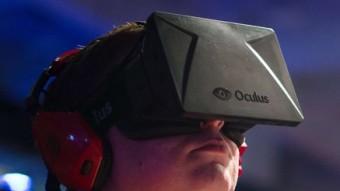 Un jugador utilitza el visor de realitat virtual Oculus Rift durant una fira de videojocs que va tenir lloc el 2013 a Londres LEON NEAL/AFP