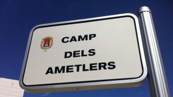 Una placa recorda el camp dels Ametlers , on primeramentvan ser reclosos els presoners republicans EL PUNT AVUI