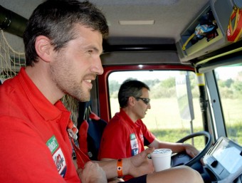 Jordi Bañeres, en primer terme, i Xavi Mora, al volant, en una imatge del Dakar ACN