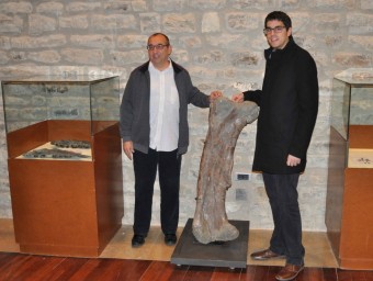 El paleontòleg Josep Miquel Gasulla i l'alcalde de Morella. EL PUNT AVUI