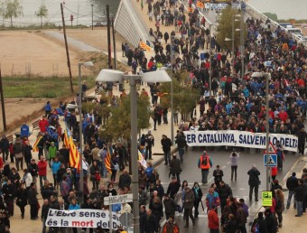 La manifestació contra el pla hidrològic va aplegar milers de manifestants al pont Lo Passador, que uneix Sant Jaume amb Deltebre. E.MAGRE