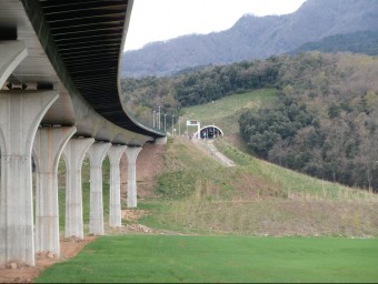 L'eix de Bracons, a la imatge el viaducte de Rubió que dóna accés al sistema de túnels de l'eix Vic-Olot, s'ha convertit en una via de comunicació important per la Garrotxa. J.C