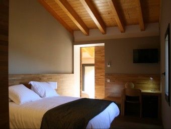 Una de les habitacions de l'hotel les Planes del Grau, de quatre estrelles, situat als afores de Sant Joan. EL PUNT AVUI