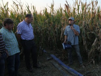 Regants i pagesos, en una demostració dels sistemes de reg amb mànegues de degoteig als camps de blat de moro de la finca de l'IRTA al Mas Badia, l'any 2012 E.A