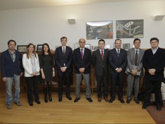 Participants en l'acte de signatura de l'acord. EL PUNT AVUI