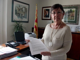 L'alcaldessa de Cabrils, Lina Morales, mostra la moció que preveu la cessió de les dades del padró per a la consulta ACN