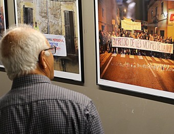 Un dels molts visitants de la mostra que van passar ahir per la sala d'exposicions de Bàscara. MANEL LLADÓ