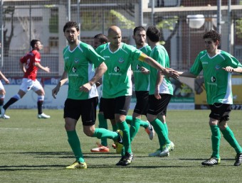 Els jugadors de l'Ascó celebren un dels tres gols que van marcar ahir ELISABETH MAGRE