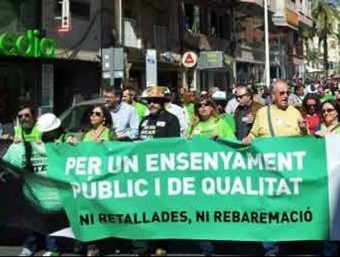 Una manifestació anterior a Elx contra les retallades en l'ensenyament. EL PUNT AVUI