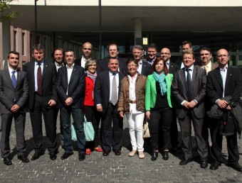 L'Alcaldessa de Cabrils, Avelina Morales (al centre de la imatge), aquest dilluns a la Ciutat de la Justícia de Barcelona acompanyada pel president de l'Associació Catalana de Municipis i diversos alcaldes del Maresme ACN