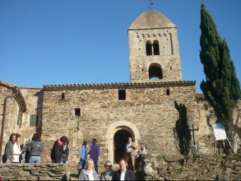 La rectoria de Fitor, en primer terme, amb l'església romànica de Santa Coloma, en ple cor del massís de les Gavarres A.V