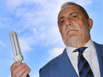 Josep Gayolà , fotografiat amb una bombeta de baix consum a la mà MANEL LLADÓ