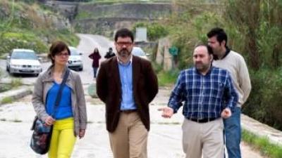 Emili Altur, Marc Estruch i Joan Josep Morant i Marta Signes, visiten el pont. EL PUNT AVUI
