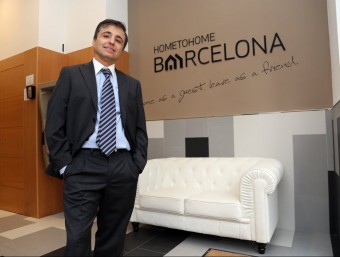 Albert Guasch, a la recepció de l'edifici d'apartaments Home to Home Barcelona, a tocar de la plaça d'Espanya.  Q.P