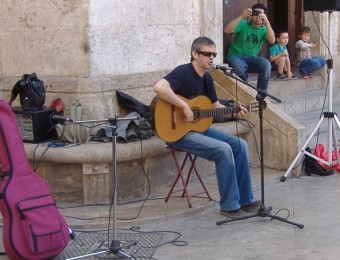 Rafa Xambó reivindica la música en valencià a la plaça de la Verge de València. EL PUNT AVUI