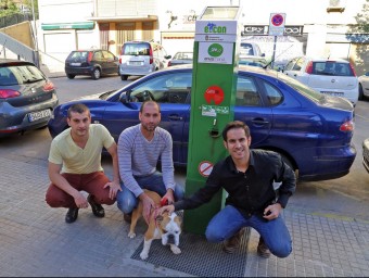 Els tres emprenedors d'Eco-Can davant de l'urinari per a gossos.  JUANMA RAMOS