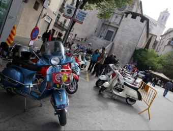 Els scooters concentrats a la plaça de Sant Feliu JOAN SABATER