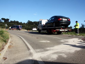 Imatge de la zona de l'accident, en un revolt de la carretera entre Rabós i Espolla. A la grua, el vehicle que ha impactat contra la motocicleta ACN