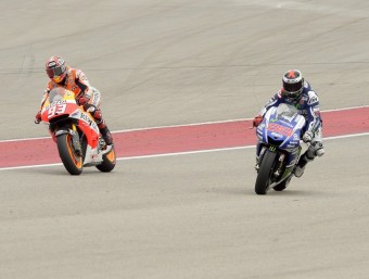 Márquez avança Lorenzo, que és a punt d'enfilar el carrer de boxes per complir la sanció per haver-se avançat en la sortida. Aquesta acció va marcar el desenvolupament de la cursa PAUL BUCK / EFE