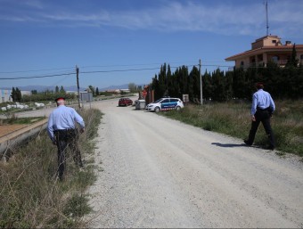 Agents dels Mossos d'Esquadra buscant ahir un camí que condueix al Far d'Empordà, des de la ronda sud de Figueres JOAN CASTRO / ICONNA
