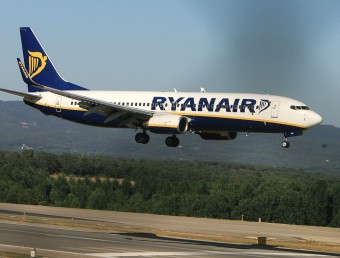 Un avió de Ryanair en el moment d'aterrar a Vilobí i globus d'heli dels que es llencen als casaments. ELPUNTAVUI