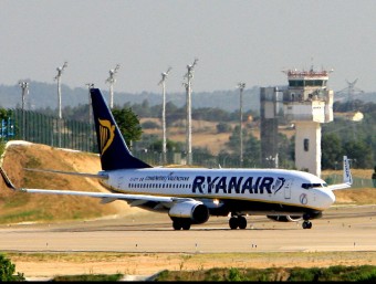 Un avió de Ryanair a la pista de l'aeroport de Girona MANEL LLADÓ