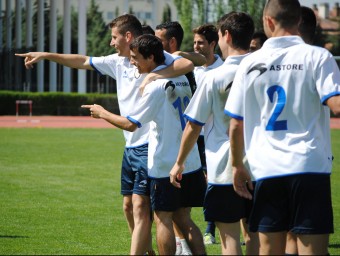 Cano i Bilbao assenyalen els companys amb el dit, en l'entrenament d'ahir A. MONTOLIU / FCF