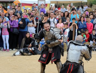 Una escena de lluita entre dos cavallers, ahir a Hostalric. QUIM PUIG