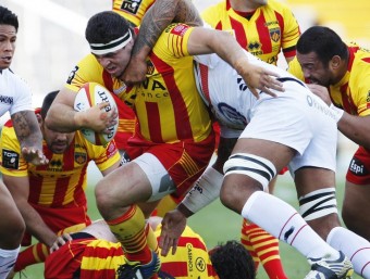 El capità de la USAP Guilhem Guirado intenta escapar-se dels rivals del Toló ORIOL DURAN