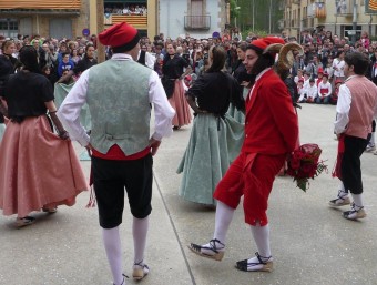 El Cornut ballant a la plaça de Cornellà del Terri amb el ram de flors que entregarà a la pubilla que escollirà E. C