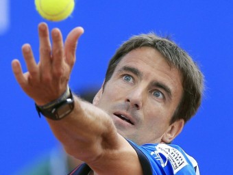 Servei de Tommy Robredo durant el partit d'ahir ANDREU DALMAU/EFE